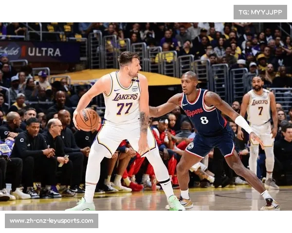 东契奇灵巧快攻背传詹姆斯绝妙跟进战斧扣篮震撼全场